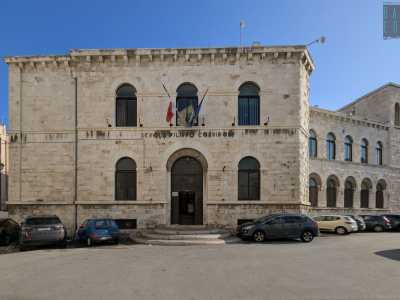 Costeggiando il perimetro della scuola torniamo in largo San Sabino e raggiungiamo il portone in legno di ingresso dell�edificio...